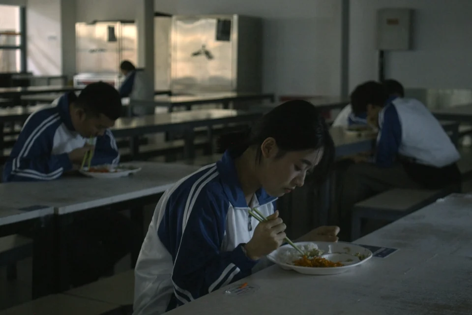 食堂里用餐的人们