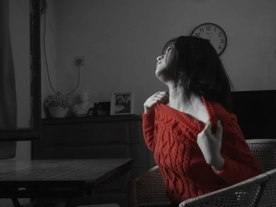 窗边身穿红衣的女子